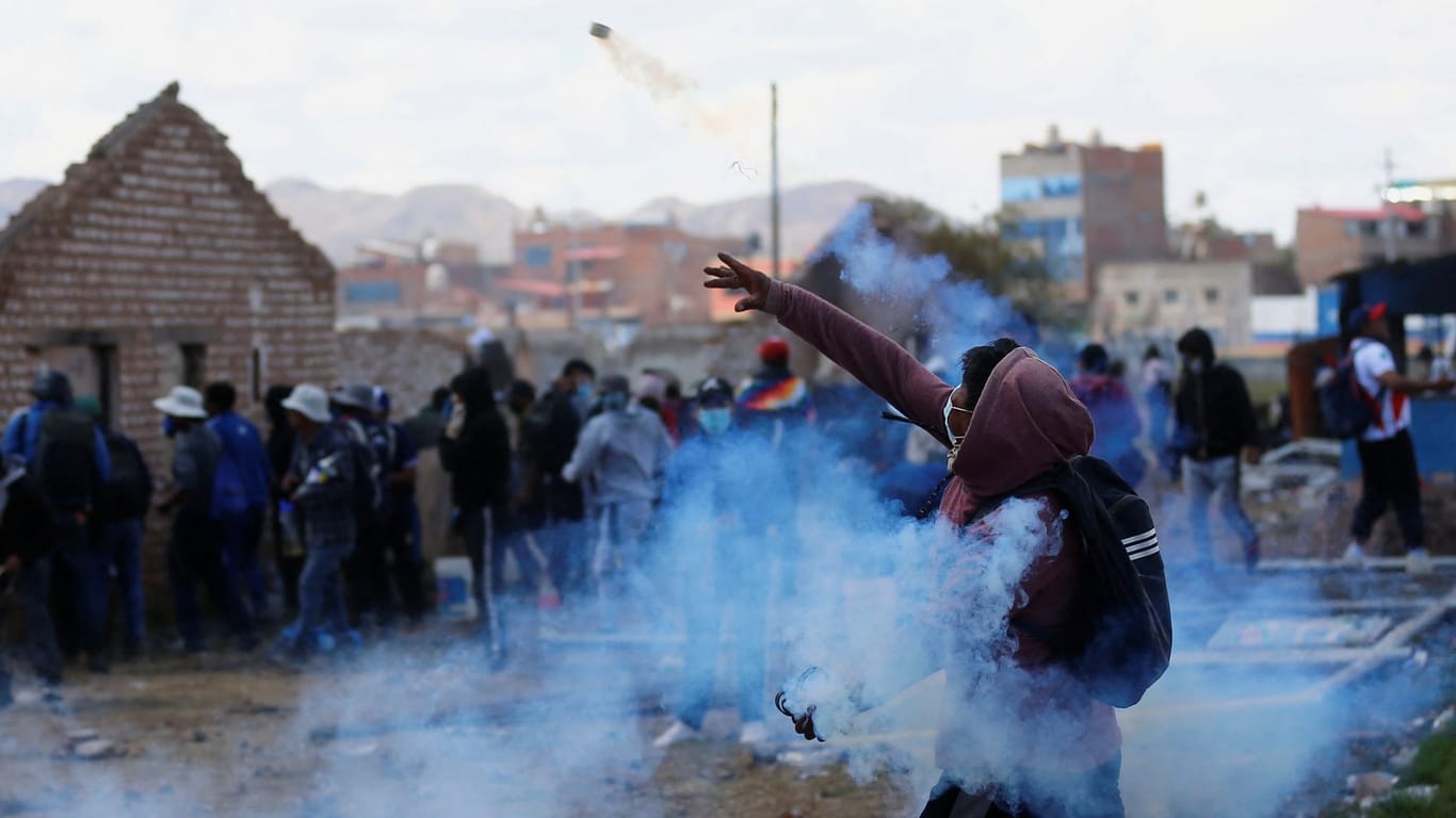 In der Nähe des Flughafens in Juliaca (Peru) kam es zum Clash zwischen Anhängern des abgesetzten Präsidenten Castillo und der Polizei.