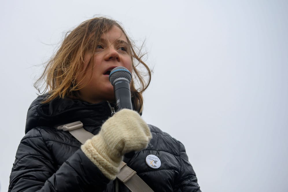 Die schwedische Umwelt-Aktivistin Greta Thunberg hält eine Rede.