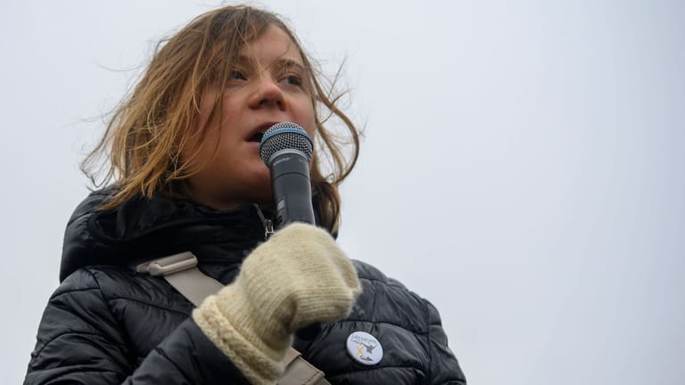 Die schwedische Umwelt-Aktivistin Greta Thunberg hält eine Rede.
