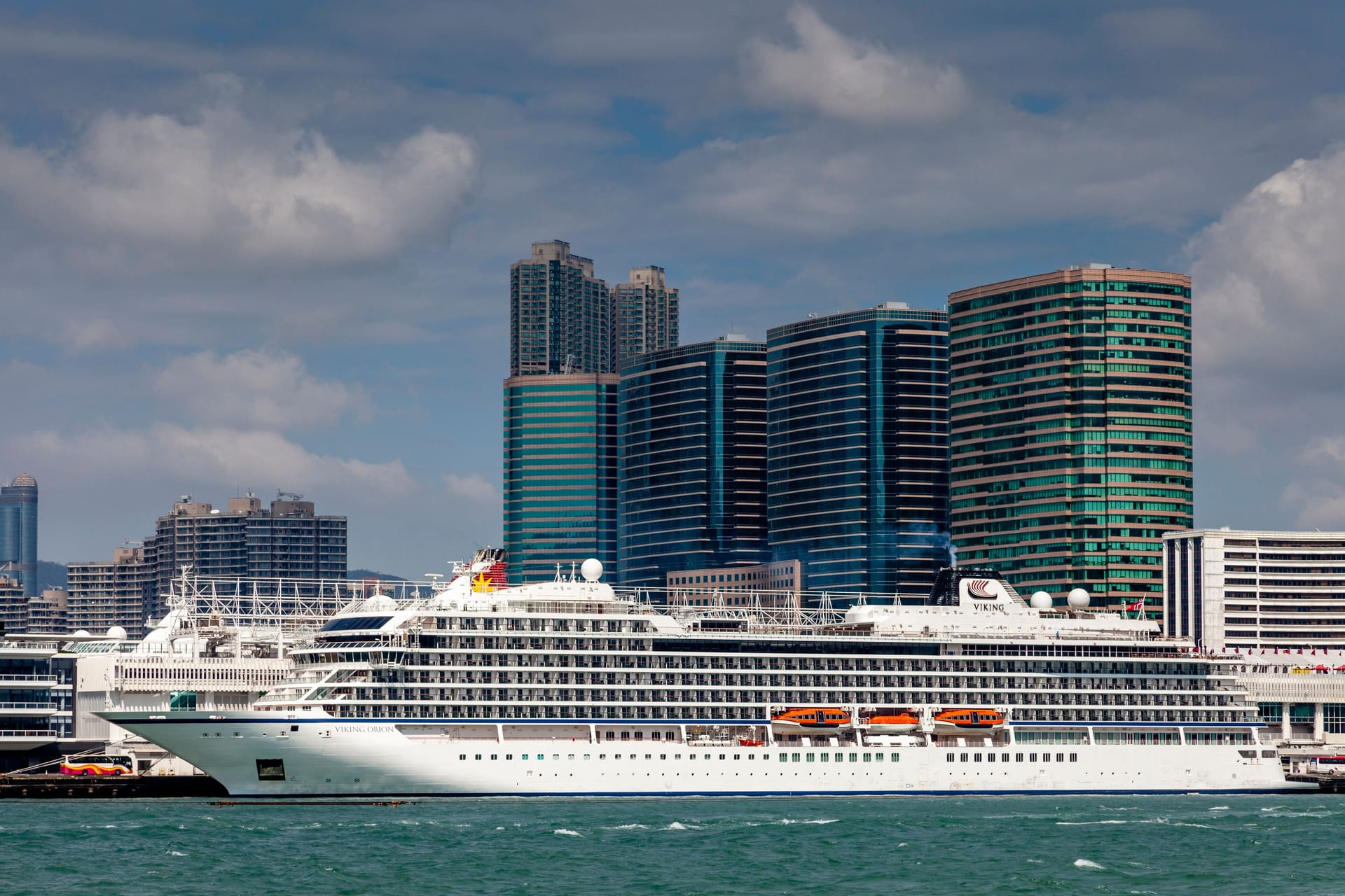 Die Viking Orion im Hafen von Hong Kong (Archivbild): Seit dem 26. Dezember plagt ein Bewuchs des Schiffrumpfes Crew und Passagiere. Bis er beseitigt ist, können sie nicht an Land gehen.