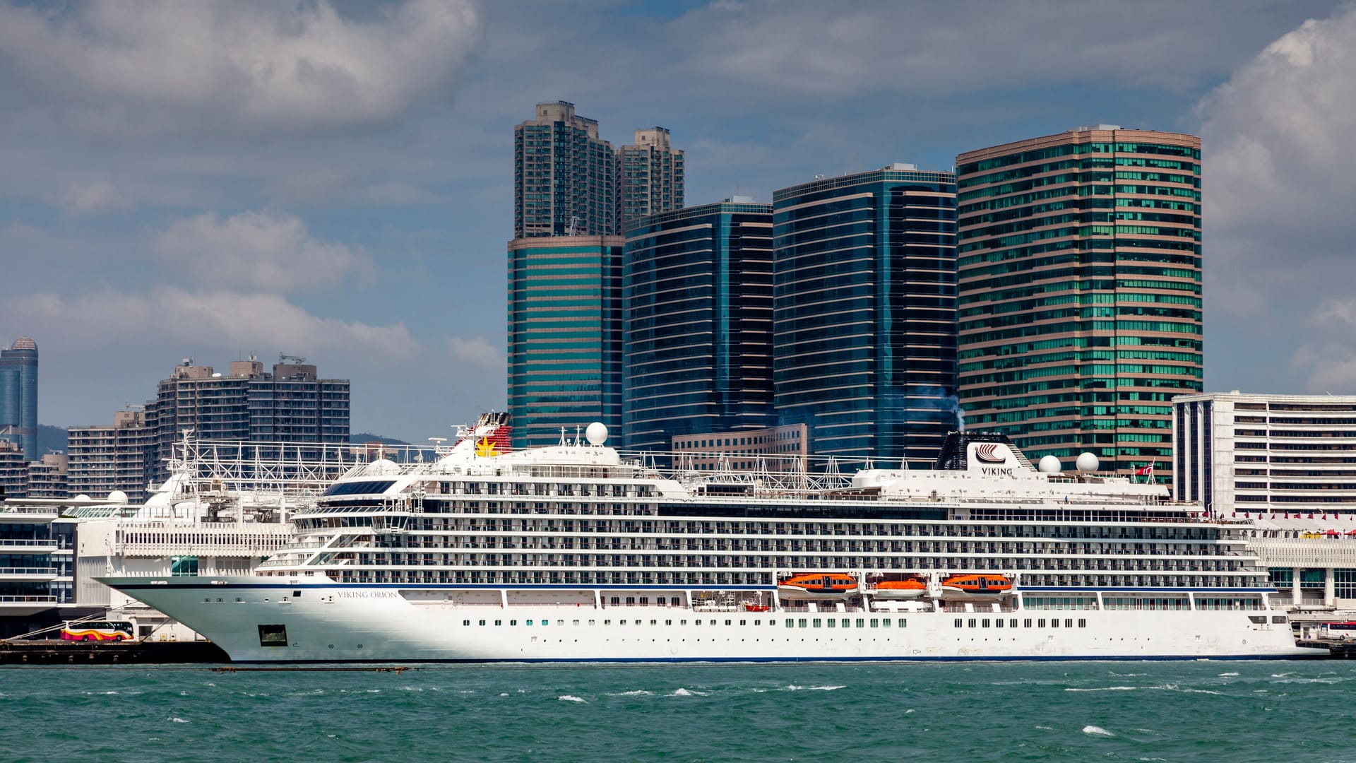 Die Viking Orion im Hafen von Hong Kong (Archivbild): Seit dem 26. Dezember plagt ein Bewuchs des Schiffrumpfes Crew und Passagiere. Bis er beseitigt ist, können sie nicht an Land gehen.