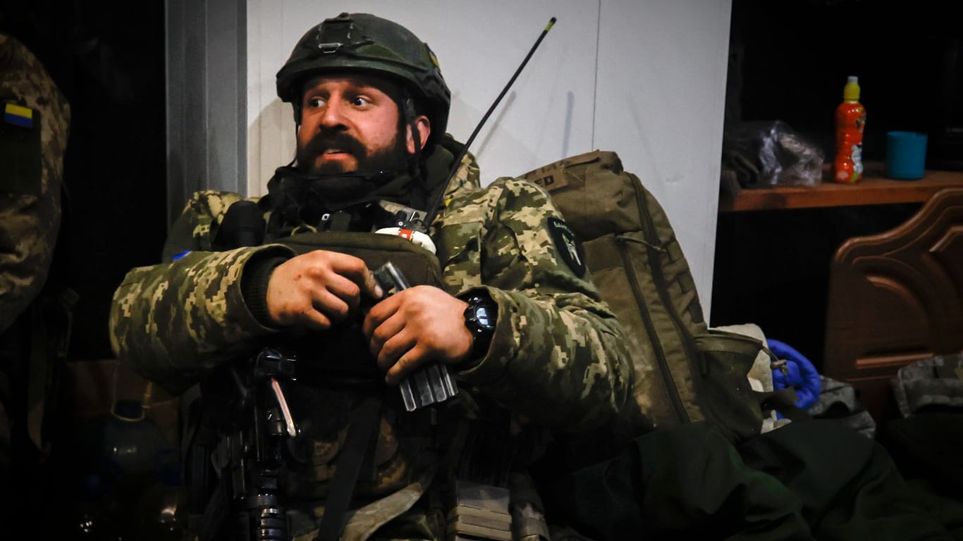 Ukrainischer Soldat in Soledar: Die Kämpfe um die Stadt in der Ostukraine halten offenbar an.