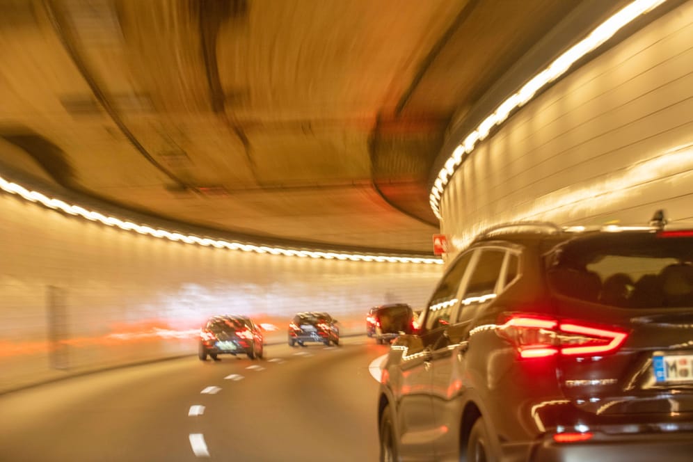 Autos im Tunnel in München (Symbolbild): In der Stadt greift bald ein Diesel-Fahrverbot, unter anderem weil die Luft zu schlecht ist.