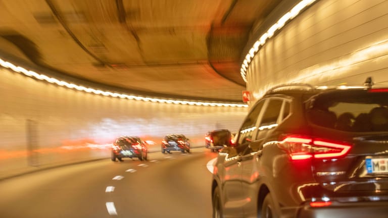 Autos im Tunnel in München (Symbolbild): In der Stadt greift bald ein Diesel-Fahrverbot, unter anderem weil die Luft zu schlecht ist.