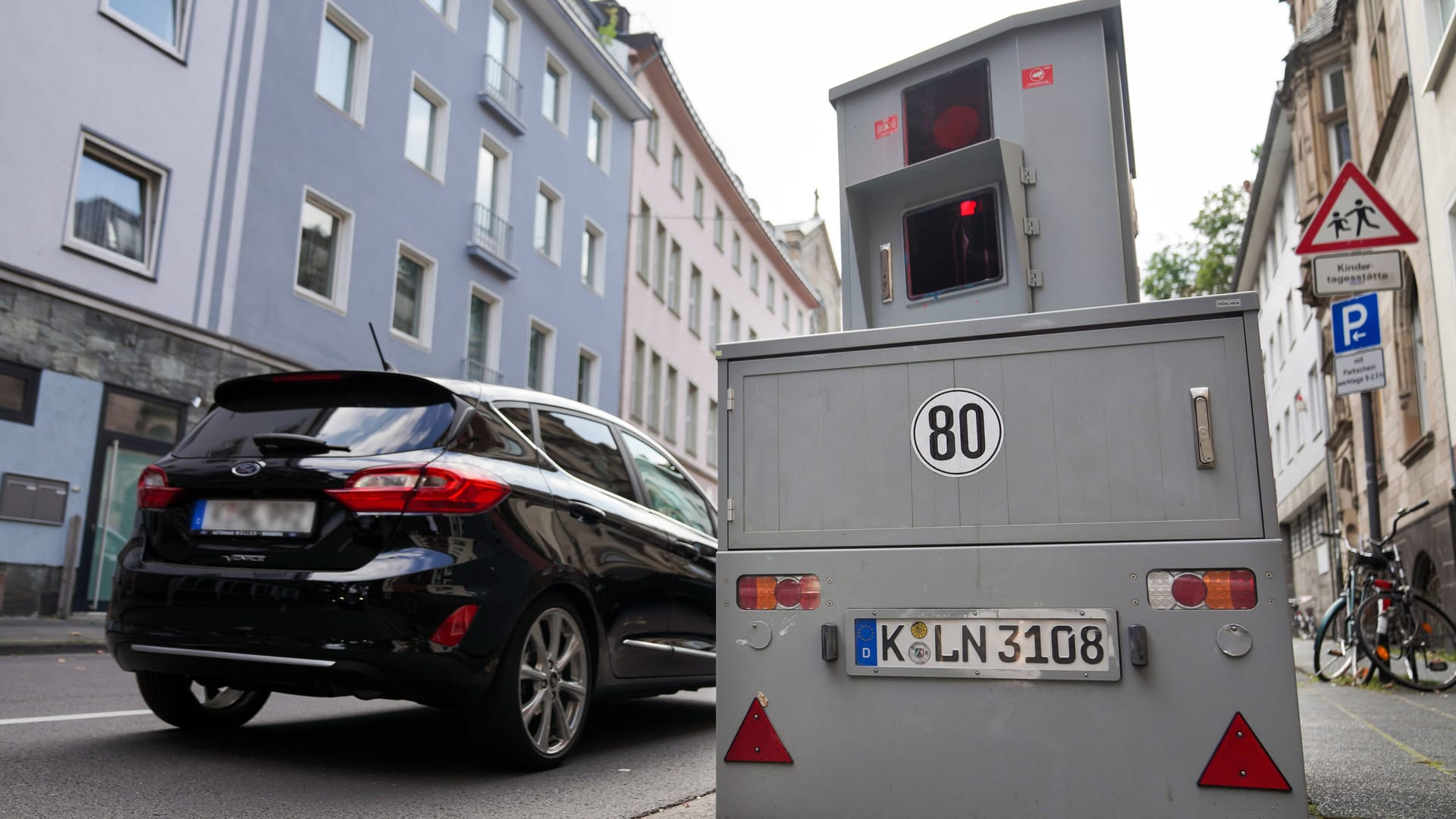 Geschwindigkeits- und Rotlichtkontrollen zu schützen