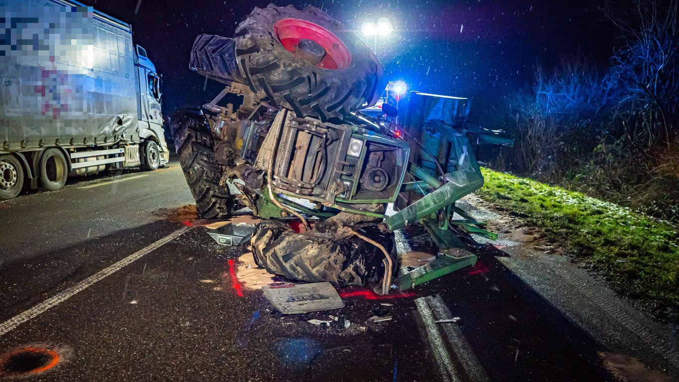 Heftiger Unfall auf der B10 bei Illingen: Der Traktorfahrer wurde schwer verletzt.
