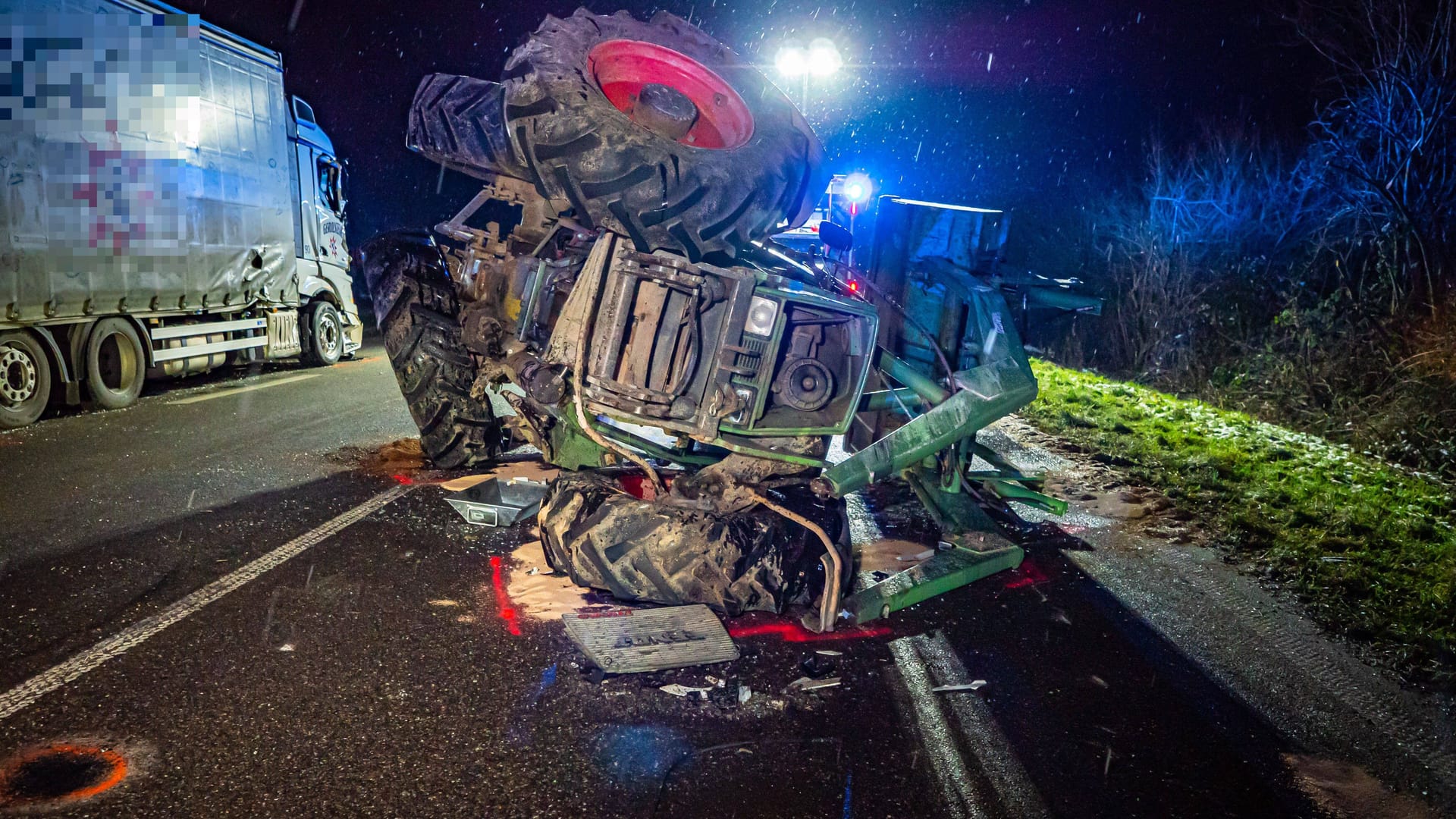 Heftiger Unfall auf der B10 bei Illingen: Der Traktorfahrer wurde schwer verletzt. Heftiger Unfall auf der B10 bei Illingen: Der Traktorfahrer wurde schwer verletzt.