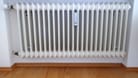 Ein Heizkörper mit Temperaturregler (Symbolbild): Um den rasant steigenden Energiekosten zu begegnen, bleibt die Heizung bei vielen Menschen kalt. Ein Wärmefonds soll in München nun helfen.