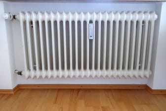 Ein Heizkörper mit Temperaturregler (Symbolbild): Um den rasant steigenden Energiekosten zu begegnen, bleibt die Heizung bei vielen Menschen kalt. Ein Wärmefonds soll in München nun helfen.
