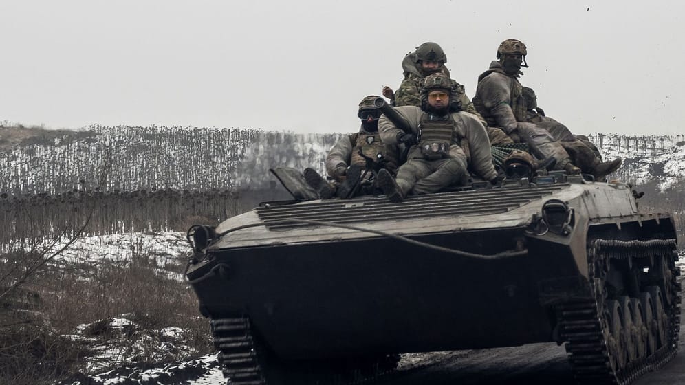 Kiew dementiert Berichte über ein Vorrücken russischer Truppen nahe der Stadt Wuhledar in der ostukrainischen Donezk-Region. Der "Feind" sei mit "Schusswaffen und Artillerie" getroffen und zum Rückzug gezwungen worden.