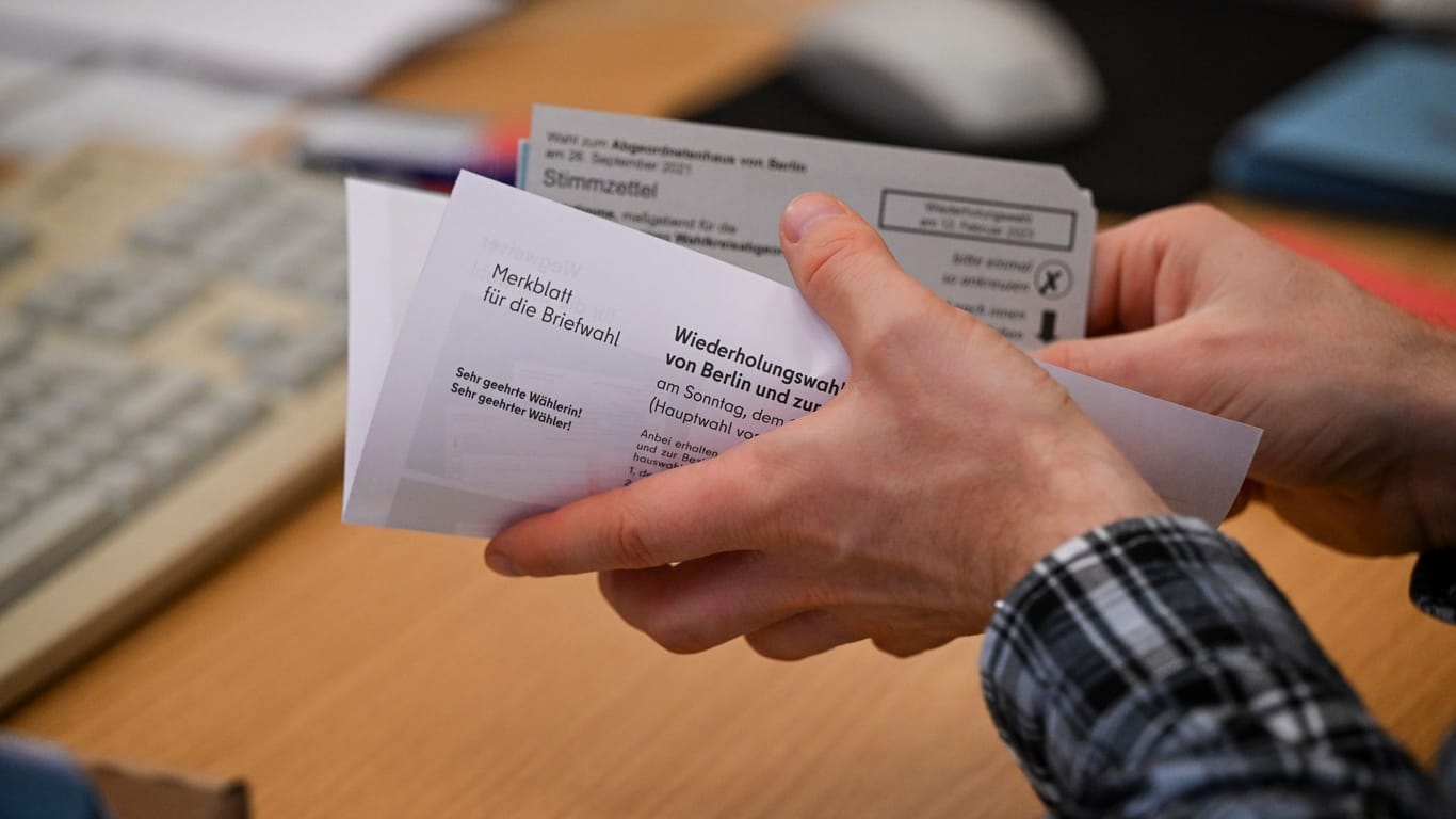 Wahlunterlagen für die Briefwahl vor: Die Wahlbenachrichtigungen wurden innerhalb von zehn Tagen gedruckt.