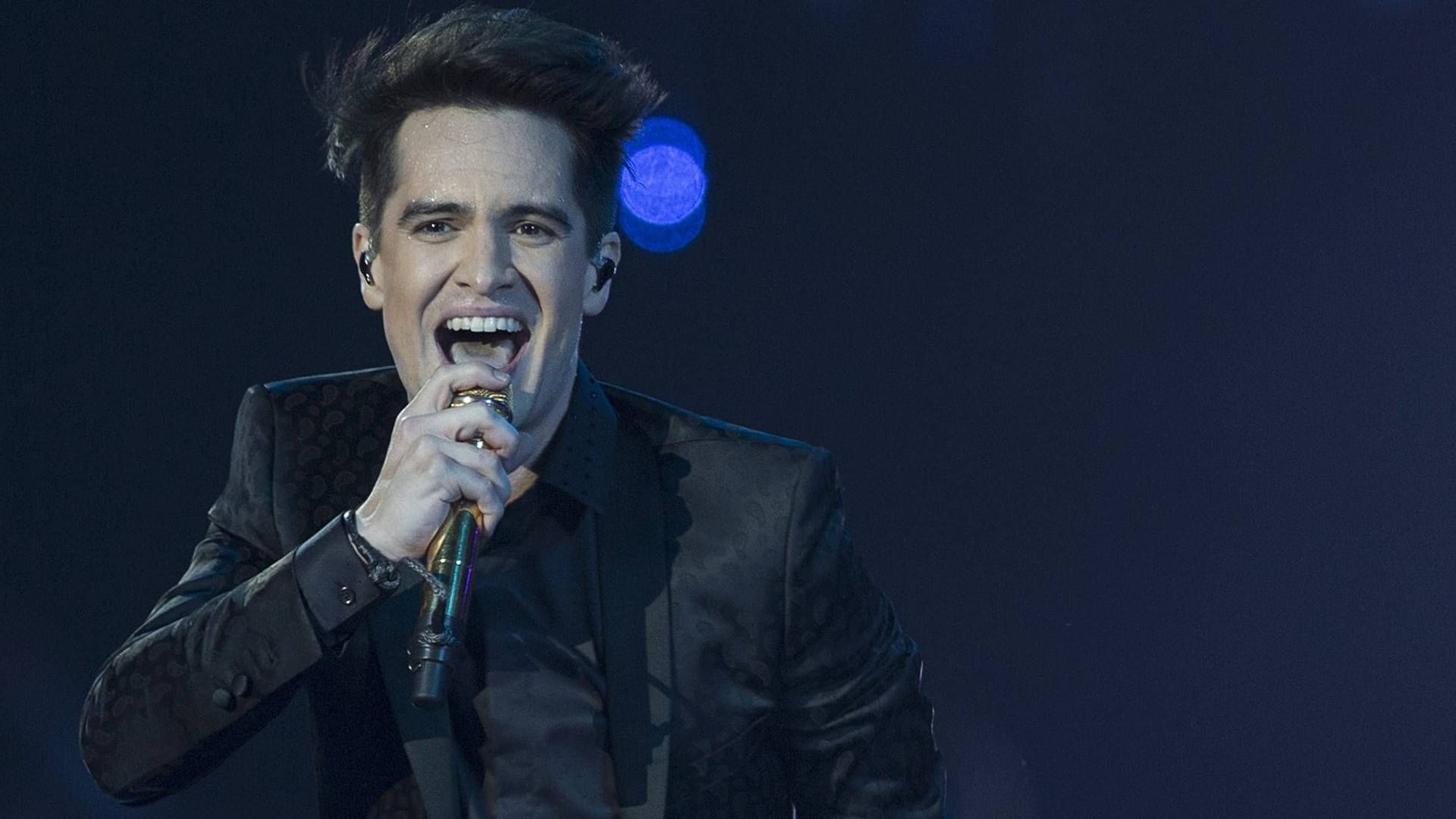 Brendon Urie: Der Sänger enthüllte gleich zwei Neuigkeiten.