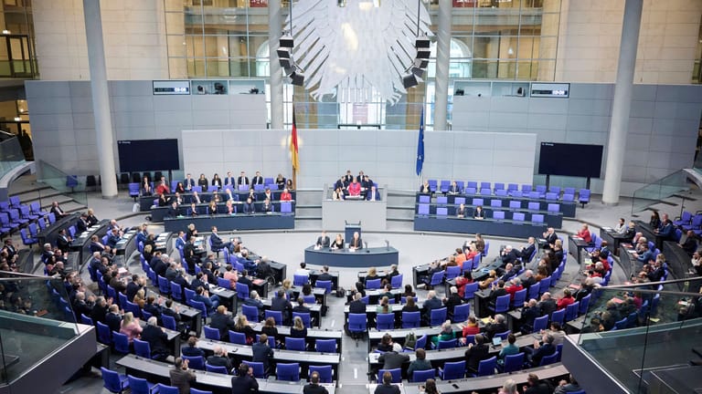 Plenarsaal im Bundestag: zu voll, zu teuer – das soll sich ändern.