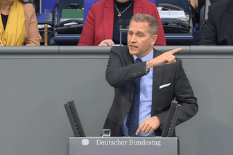 Der AfD-Abgeordnete Petr Bystron sorgt mit einem Vergleich aus Zeiten des Zweiten Weltkriegs im Bundestag für Unruhe