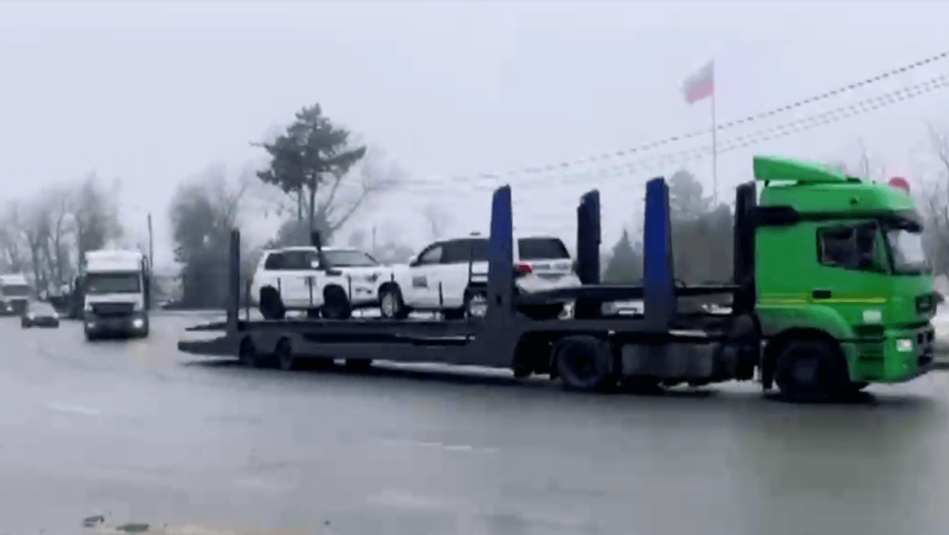 Kolonne: Ein Video zeigt Dutzende OSZE-Fahrzeuge auf den Ladenflächen von Transportern. Sie sollen nach Lugansk gebracht worden sein.