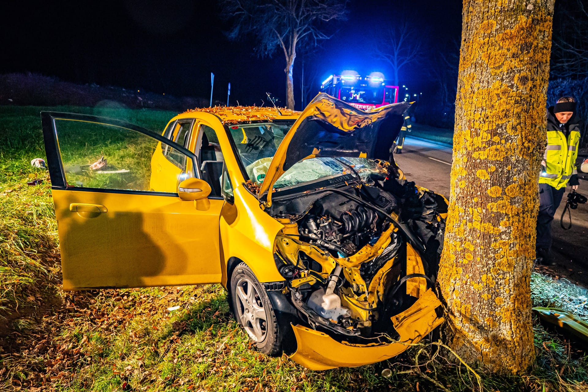 m frühen Sonntagmorgen gegen 03:25 Uhr befuhr der 38-jährige Fahrer eines Honda die Neue Bahnhofstraße in Vaihingen an der Enz in Richtung Bahnhof. Dabei kam er aus bislang ungeklärter Ursache von der Fahrbahn ab