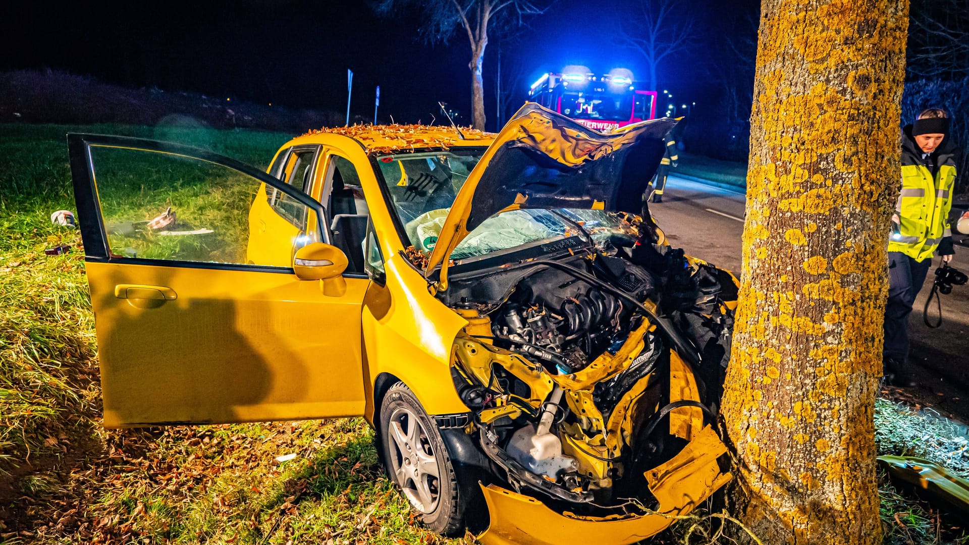 m frühen Sonntagmorgen gegen 03:25 Uhr befuhr der 38-jährige Fahrer eines Honda die Neue Bahnhofstraße in Vaihingen an der Enz in Richtung Bahnhof. Dabei kam er aus bislang ungeklärter Ursache von der Fahrbahn ab