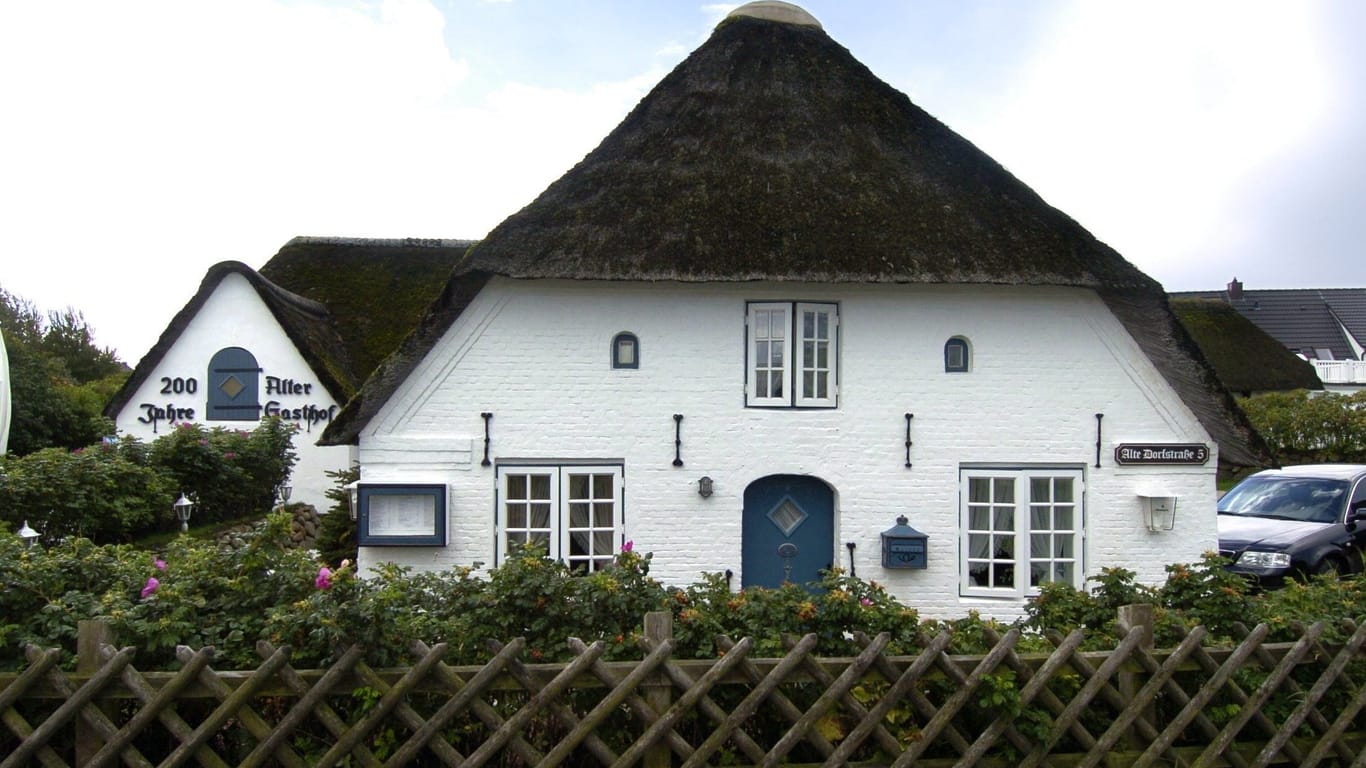 Aufnahme des 200 Jahre alten Lokals "Alter Gasthof" in List auf Sylt: Das Gebäude wurde abgerissen.