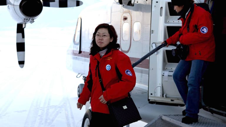 Chinesische Forscherinnen in Ny-Ålesund auf der Insel Spitzbergen.