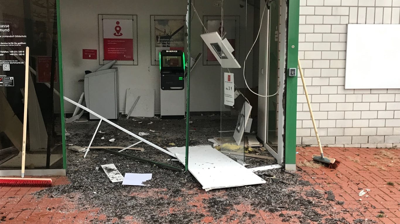 Der gesprengter Geldautomat der Sparkasse: In der Nacht auf Freitag schlugen die Täter zu.