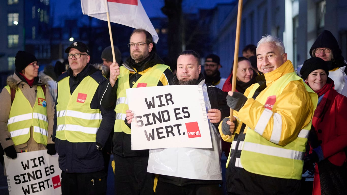 Ein Post-Streikposten in Berlin: Beschäftigte der Post wollen bessere Arbeitsbedingungen.