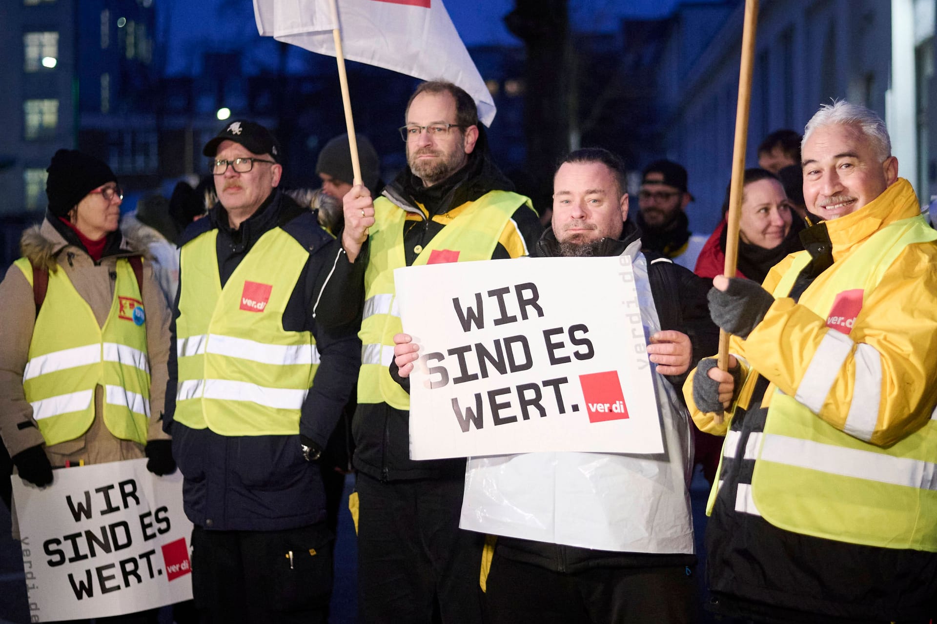 Ein Post-Streikposten in Berlin: Beschäftigte der Post wollen bessere Arbeitsbedingungen. Ein Post-Streikposten in Berlin: Beschäftigte der Post wollen bessere Arbeitsbedingungen.