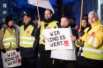 Ein Post-Streikposten in Berlin: Beschäftigte der Post wollen bessere Arbeitsbedingungen.