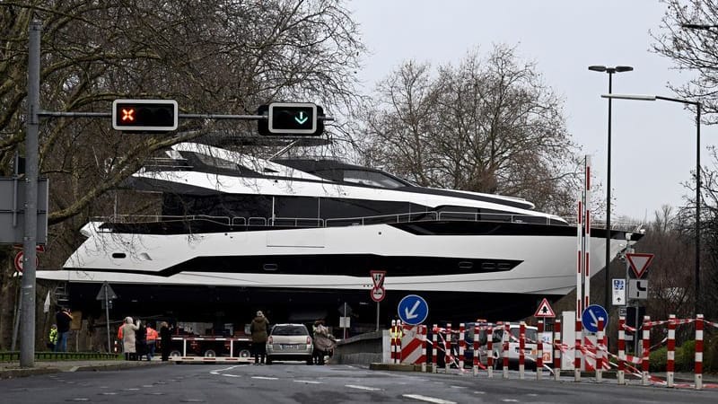 Ein Schwerlast-Transporter schiebt die Yacht Sunseaker 95Y in die Messehallen. Die 28-Meter-Luxusyacht kostet ca. 8,5 Millionen Euro. Ein Schwerlast-Transporter schiebt die Yacht Sunseaker 95Y in die Messehallen. Die 28-Meter-Luxusyacht kostet ca. 8,5 Millionen Euro.