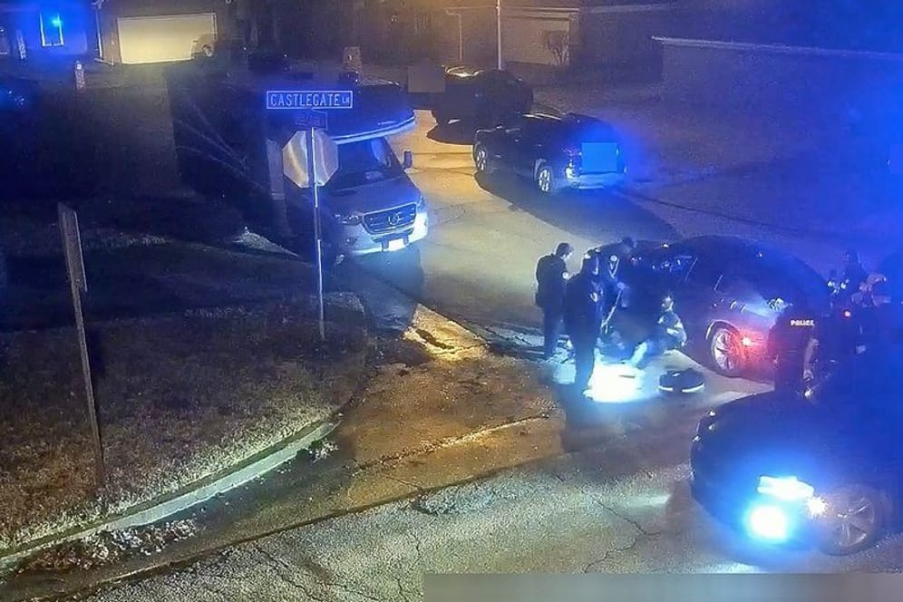 Ein Standbild aus dem von der Stadt Memphis teilweise geschwärzten Video: Fünf Polizisten griffen Tyre Nichols bei einer Verkehrskontrolle am 7. Januar brutal an. Drei Tage später verstarb er.