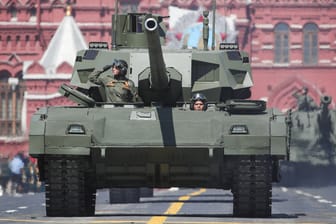 Russischer T-14 Armata (Archivbild): Der gefürchtete russische Kampfpanzer könnte eine Luftnummer sein, so Experte Ralf Raths.