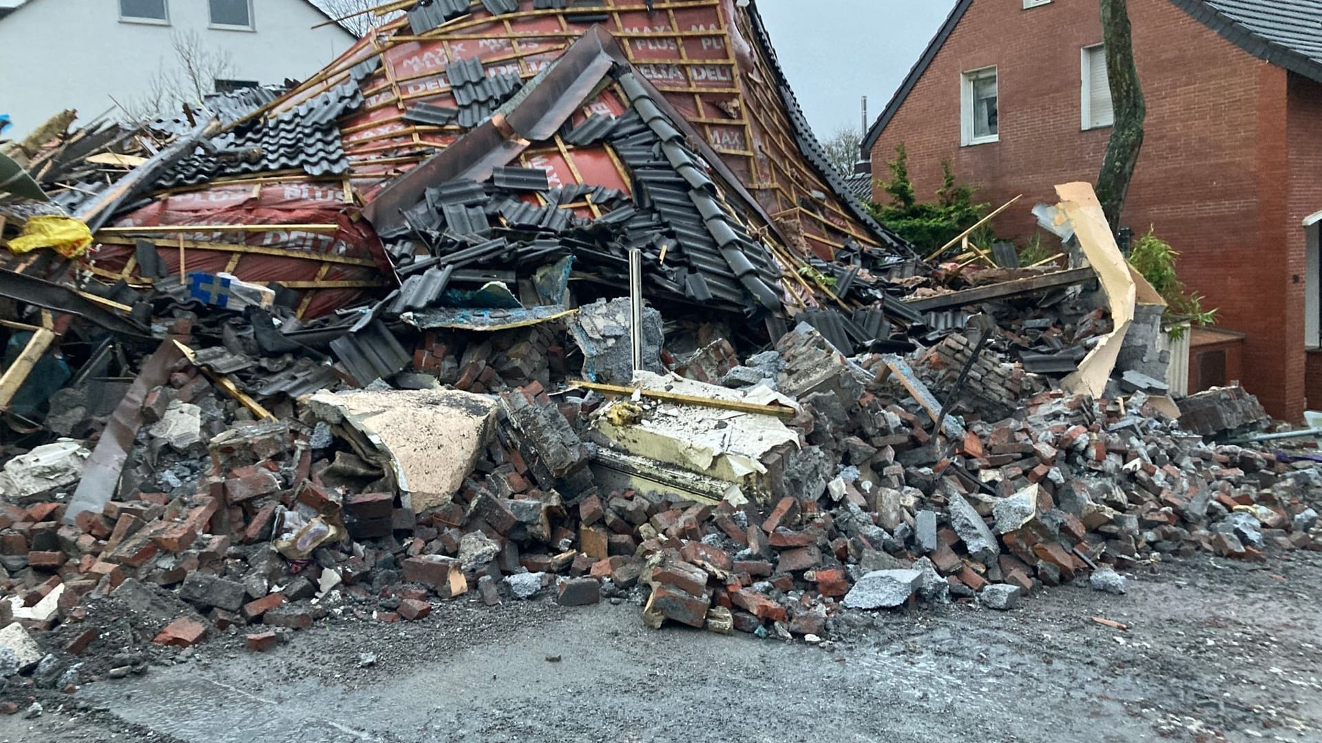 Gebäude in Bochum vollständig eingestürzt