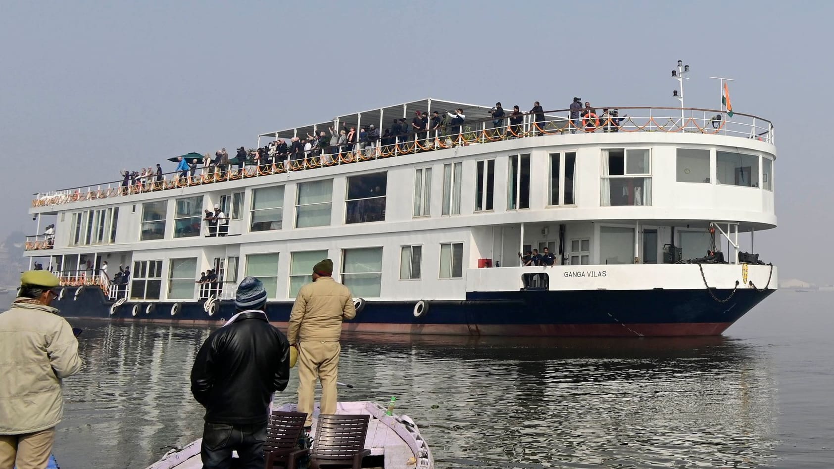 Das Schiff "MV Ganga Vilas" in Varanasi: Indiens Premierminister Modi hat den Startschuss für die Kreuzfahrt gegeben. Das Schiff "MV Ganga Vilas" in Varanasi: Indiens Premierminister Modi hat den Startschuss für die Kreuzfahrt gegeben.