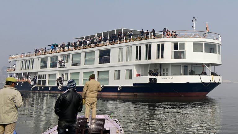Das Schiff "MV Ganga Vilas" in Varanasi: Indiens Premierminister Modi hat den Startschuss für die Kreuzfahrt gegeben.