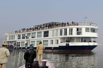 Das Schiff "MV Ganga Vilas" in Varanasi: Indiens Premierminister Modi hat den Startschuss für die Kreuzfahrt gegeben.