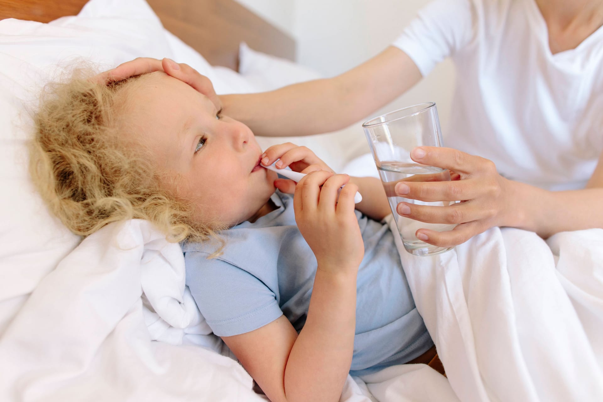 Eine Mutter pflegt ihr krankes Kind: Wenn es an wichtigen Medikamenten mangelt, ist die Sorge groß.