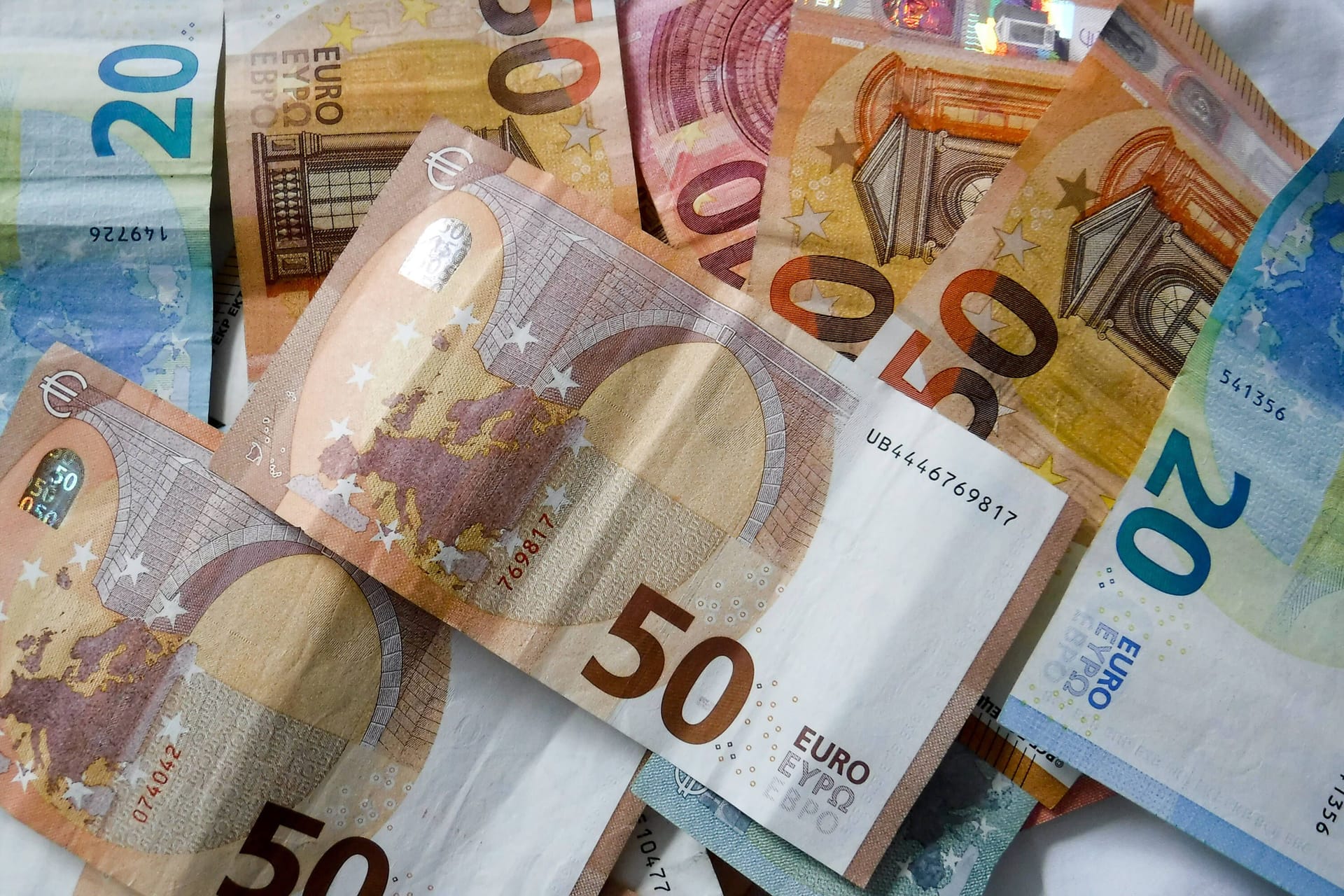 Geldscheine (Symbolbild): Sparern winken wieder höhere Zinsen. Geldscheine (Symbolbild): Sparern winken wieder höhere Zinsen.