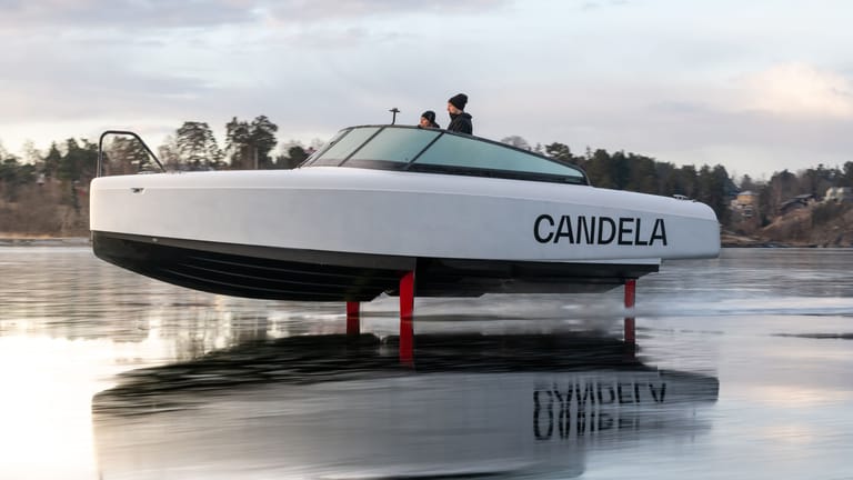 E-Boot mit energiesparender Hydrofoil-Technik: Candela C8.