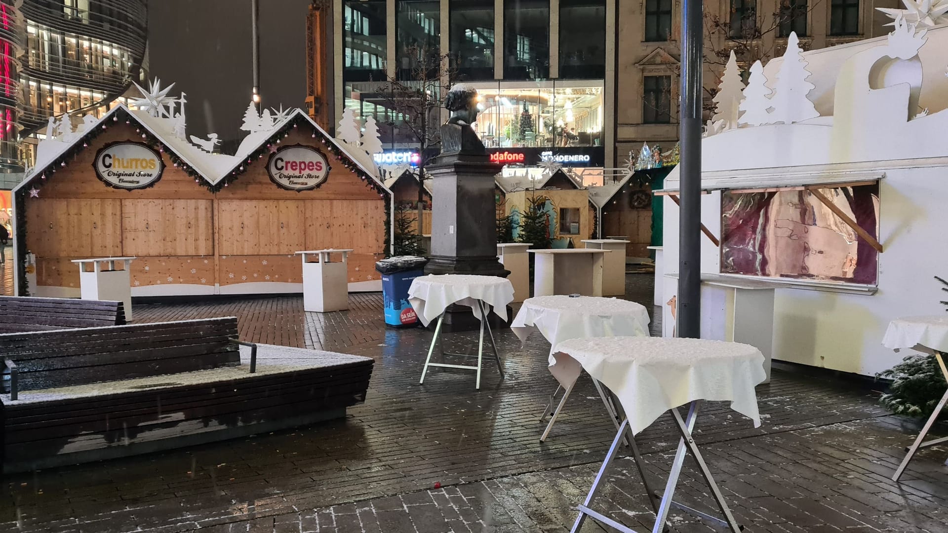Geschlossene Weihnachtsmarktbuden in Düsseldorf (Archivbild): Die Märkte mussten am 5. Dezember geräumt werden. Geschlossene Weihnachtsmarktbuden in Düsseldorf (Archivbild): Die Märkte mussten am 5. Dezember geräumt werden.
