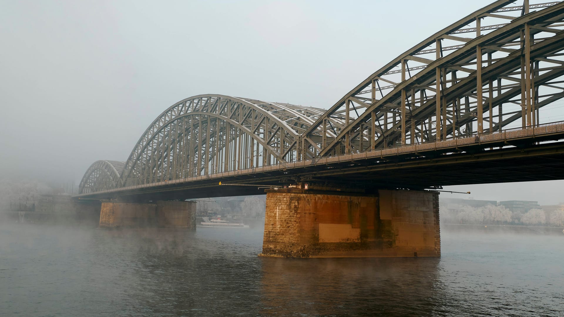 Hohenzollernbrücke (Archivbild): Die Brücke über dem Rhein im Nebel.