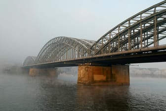 Hohenzollernbrücke (Archivbild): Die Brücke über dem Rhein im Nebel.