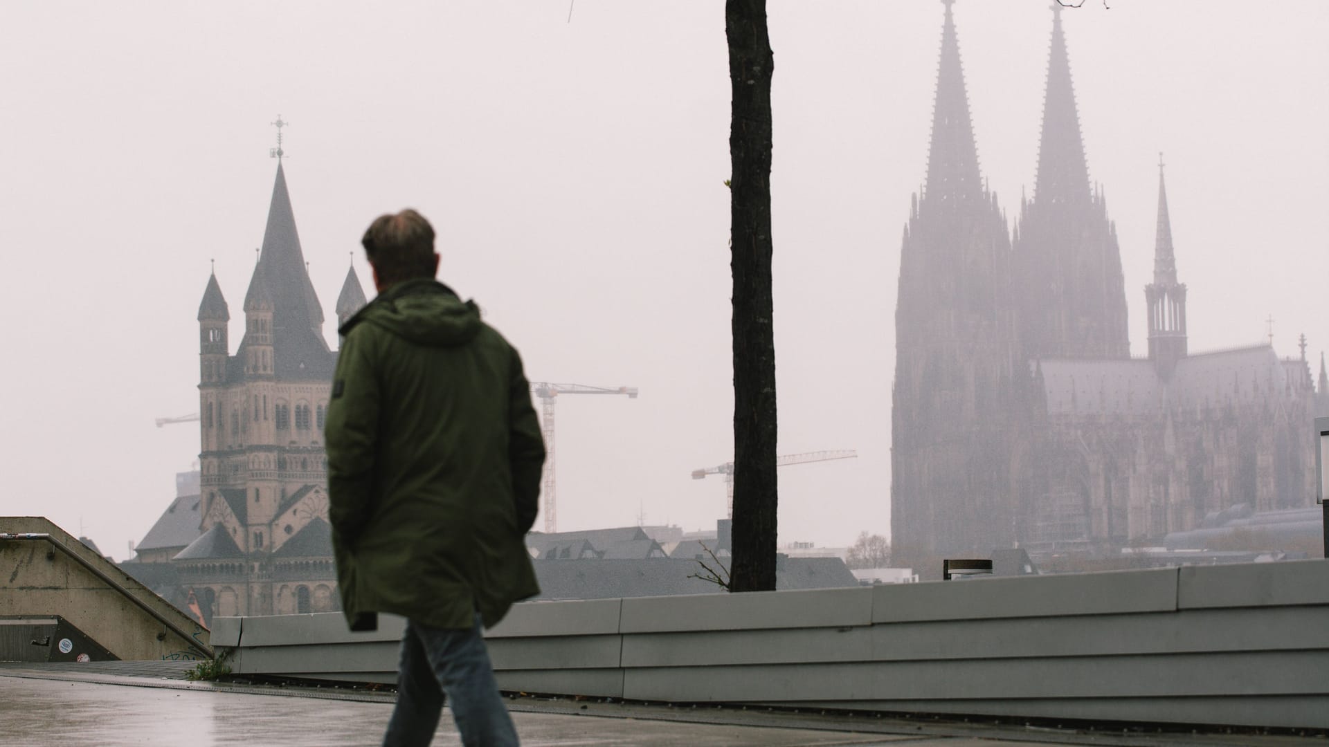 Ein Mann spaziert auf der Deutzer Brücke (Symbolbild): Ob der erwartete Neuschnee in Köln liegen bleibt, ist fraglich. Ein Mann spaziert auf der Deutzer Brücke (Symbolbild): Ob der erwartete Neuschnee in Köln liegen bleibt, ist fraglich.