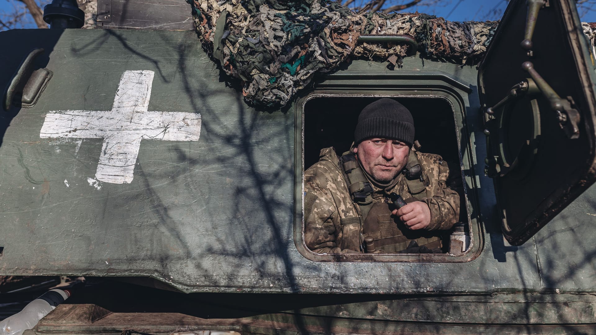 Die ukrainischen Soldaten ziehen sich laut offiziellen Angaben nur auf "neue Positionen zurück". Überprüfen lassen sich die Angaben nicht.