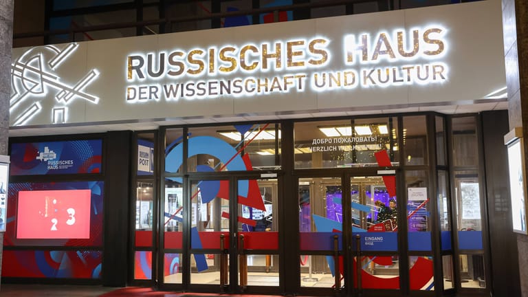 Russisches Haus der Wissenschaft und Kultur in Berlin (Archivbild): Nach seinem Artikel im Berliner Kurier werden Peter Althaus rechtliche Schritte des Hauses angedroht.
