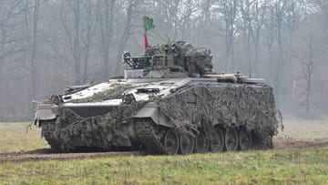 Schützenpanzer Marder auf dem Truppenübungsplatz (Archivbild): Ukrainische Soldaten beginnen jetzt die Ausbildung in Deutschland. (Quelle: Sven Eckelkamp via www.imago-images.de) Schützenpanzer Marder auf dem Truppenübungsplatz (Archivbild): Ukrainische Soldaten beginnen jetzt die Ausbildung in Deutschland.