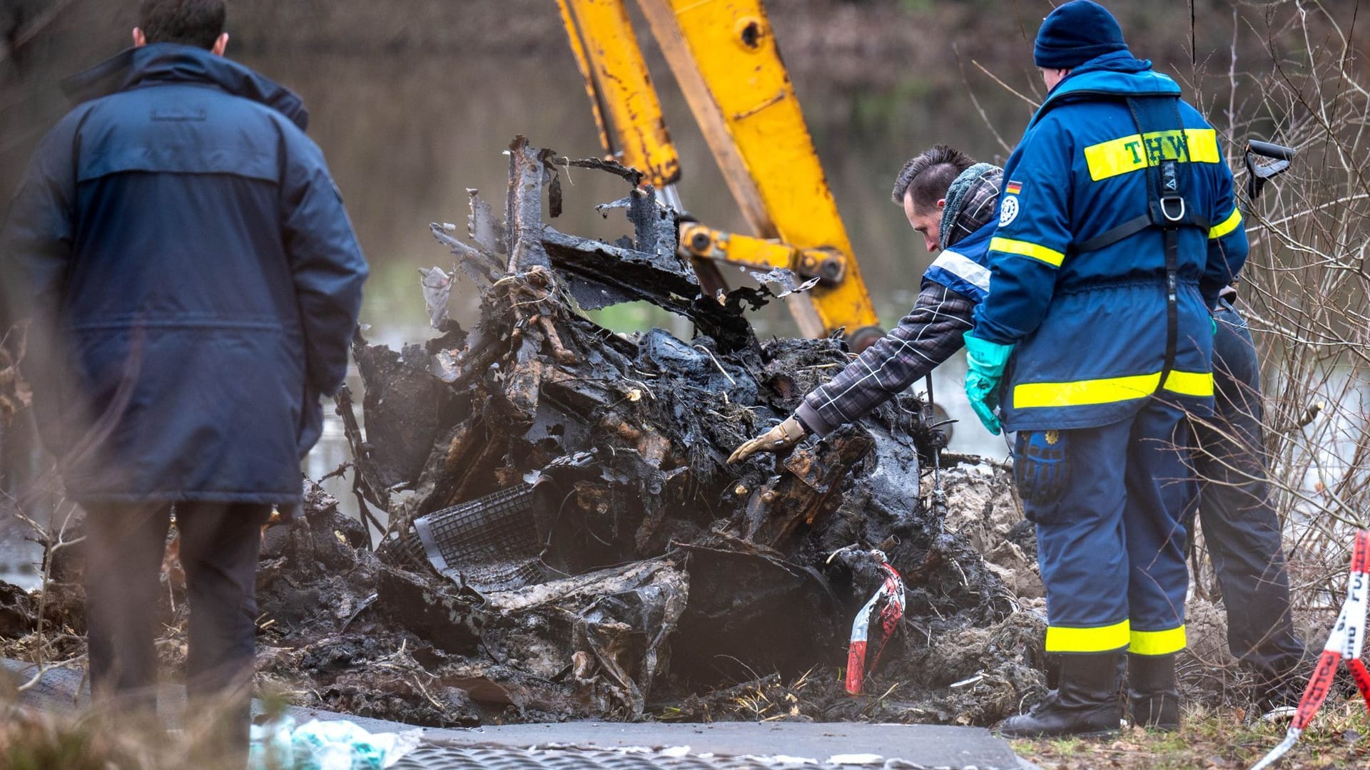 Das Wrack von Lunestedt: Einsatzkräfte der Polizei und vom Technischen Hilfswerk (THW) bergen den Wagen aus einem See.