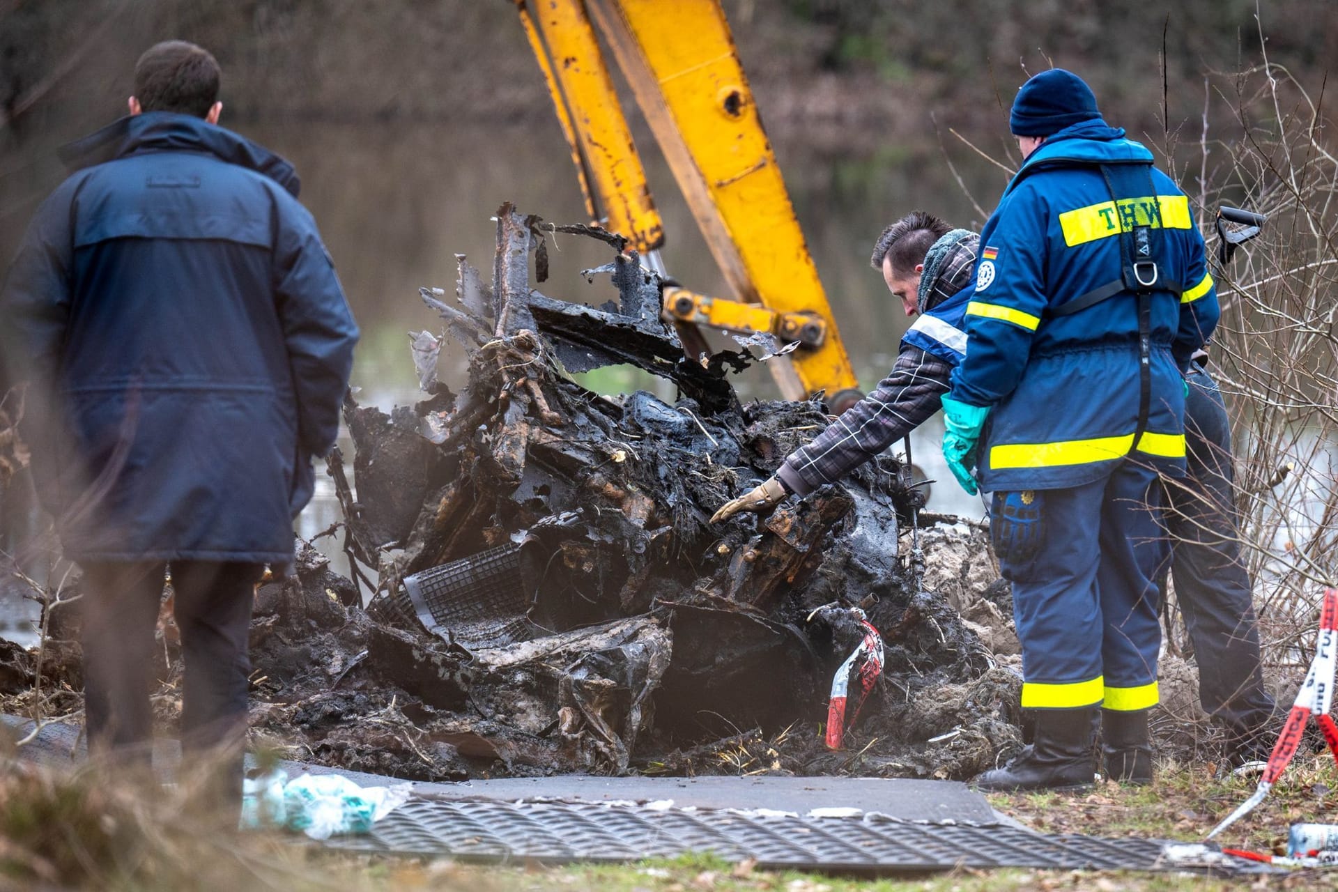 Das Wrack von Lunestedt: Einsatzkräfte der Polizei und vom Technischen Hilfswerk (THW) bergen den Wagen aus einem See.