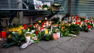 Blumen, Kerzen und verschiedene Bilder im Wartehäuschen am Bahnhof von Brokstedt zum Gedenken an die Opfer der Messerattacke. Der Vorfall ereignete sich in einem Zug zwischen Hamburg und Kiel.