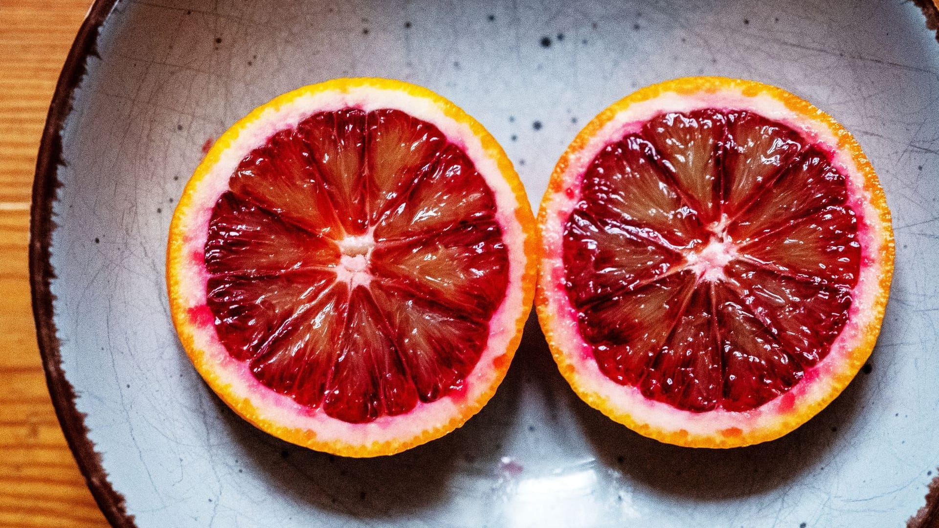 Aufgeschnittene Blutorange auf einem Teller