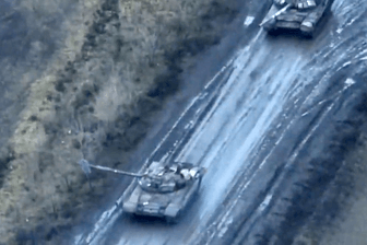 Schlacht der Militärfahrzeuge: Fünf Panzer beider Seiten stehen sich gegenüber.