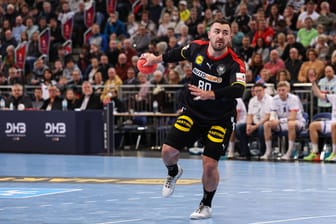 Jannik Kohlbacher (Kreis, Archivbild): Für die IHF Spieler des Spiels – verständlich. Nicht greifbar für die algerische Verteidigung. 10 Treffer bei 10 Versuchen, herausragend-dominante Leistung. Note 1